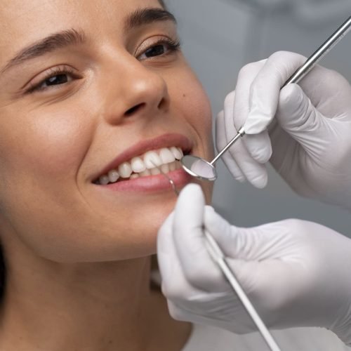 proximo-plano-dos-instrumentos-dentarios